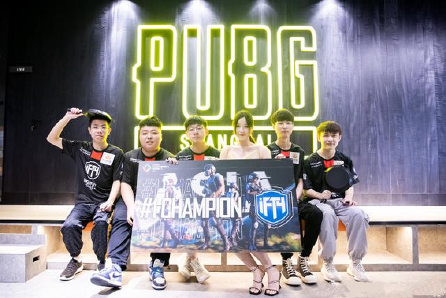 6万球迷见 6万球迷见